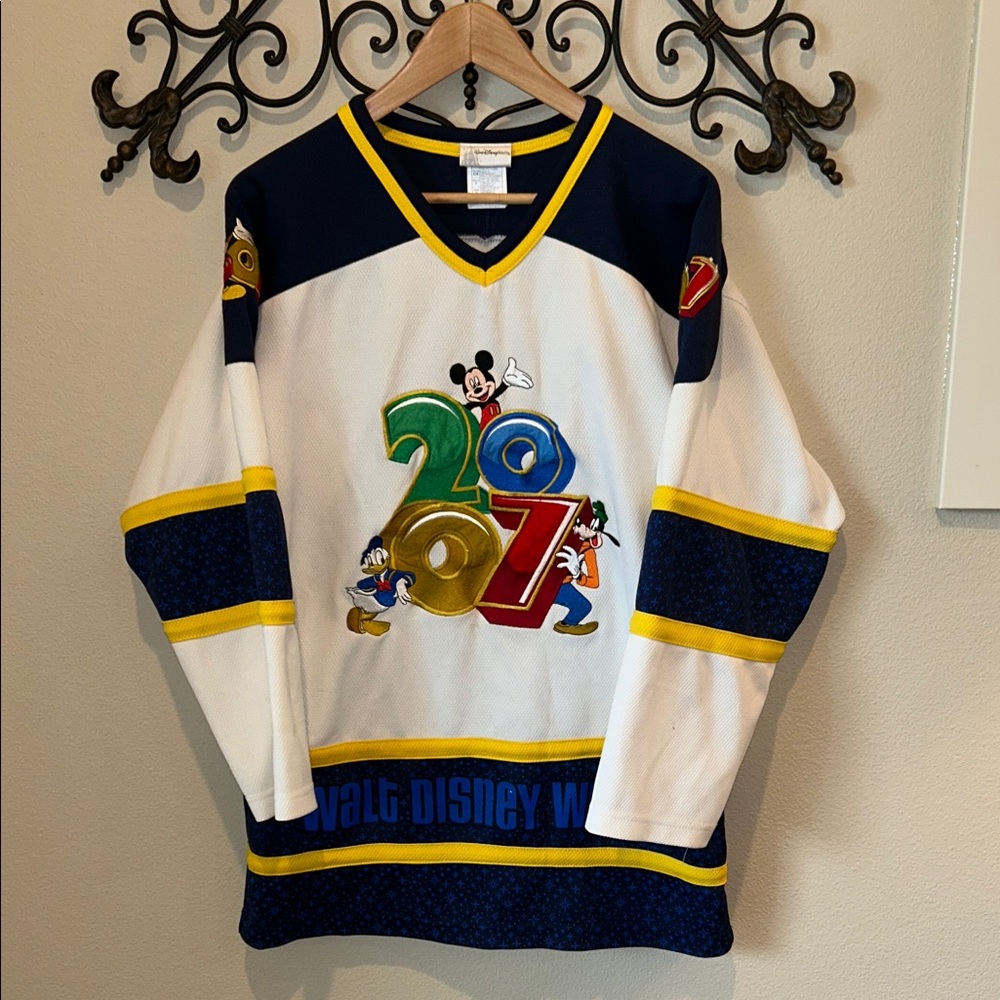 WALT DISNEY WORLD 2007 HOCKEY JERSEY SIZE SMALL